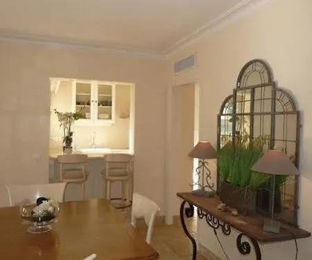 Le Piree Apartment *